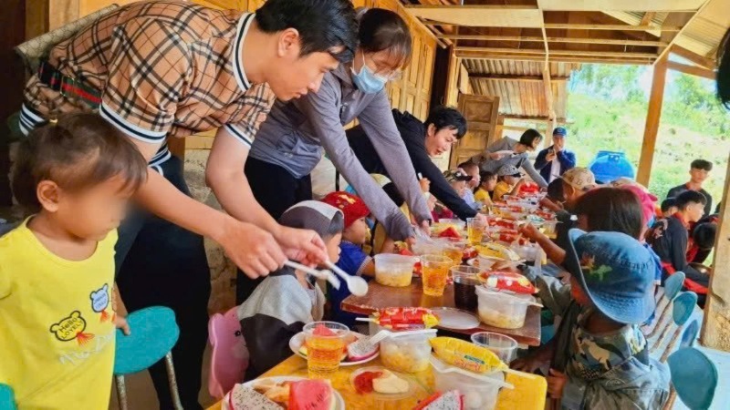 The joy of Xe Dang children in Nam Tra My, Quang Nam when receiving Mid-Autumn gifts. Photo by Hoang Bin