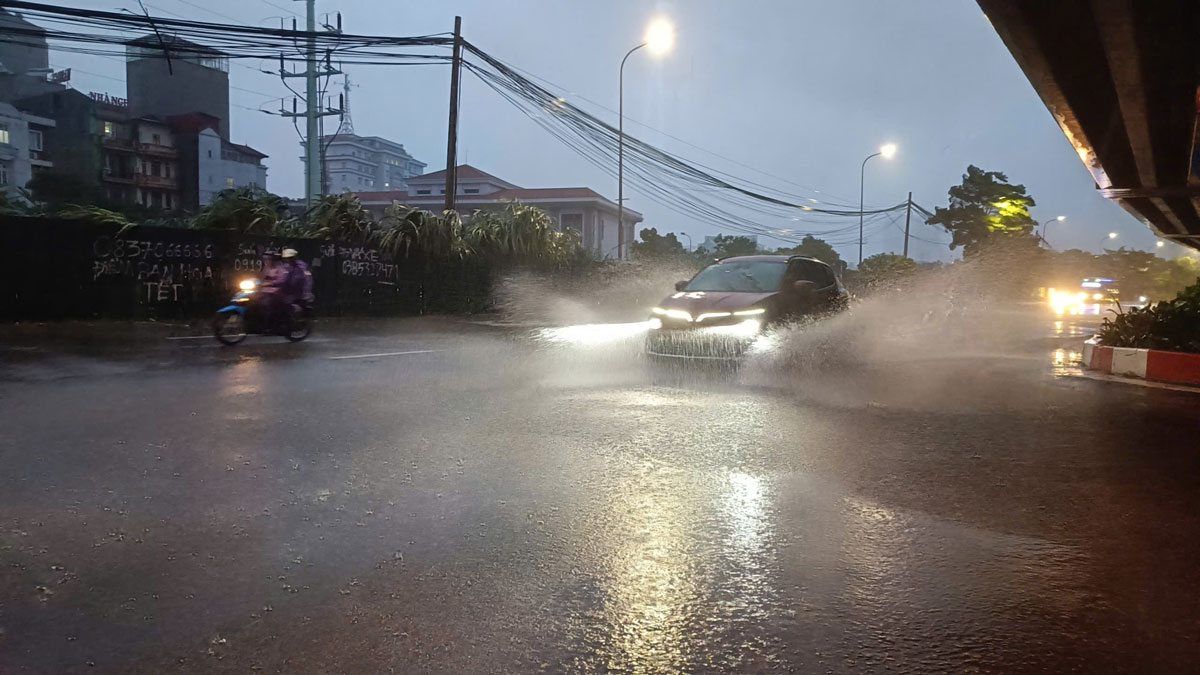 Due to the impact of heavy rain, many areas on Pham Hung Street (Nam Tu Liem, Hanoi) are deeply flooded. Photo: Hai Danh