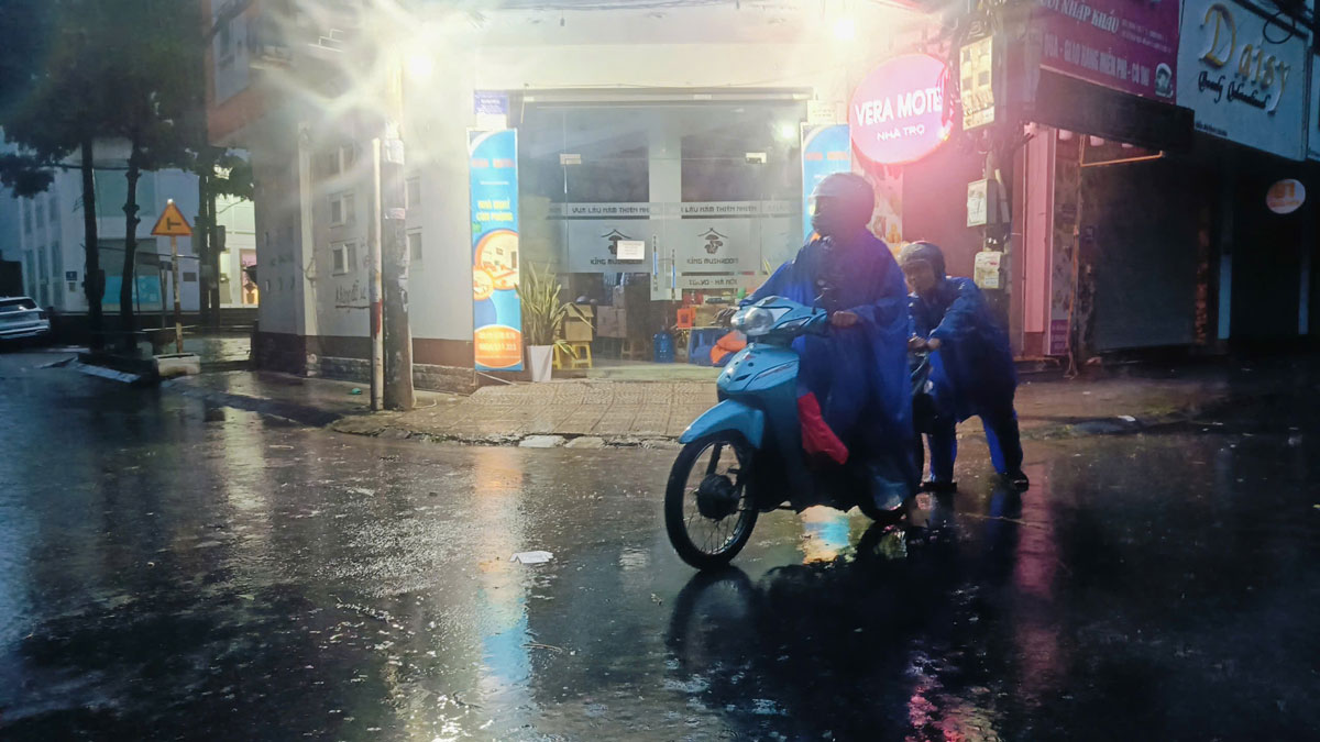 Along Thien Hien Street (Nam Tu Liem, Hanoi), many places have started to flood, a vehicle moving through here has stalled. Photo: Hai Danh