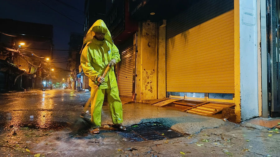 Despite the heavy rain, employees of the Hanoi Drainage Company are still present at flooded areas on My Dinh Street (Nam Tu Liem, Hanoi) to handle the drainage system. Mr. Doan Hong Bach, an employee of the Hanoi Drainage Company, said that today they will be on duty all night to ensure people's safety. Photo: Hai Danh