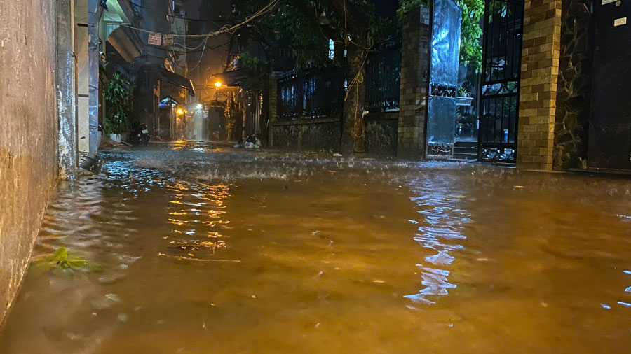 Lane 184 Tran Khat Chan Street (Hai Ba Trung) is deeply flooded. Photo: Hanh Thom