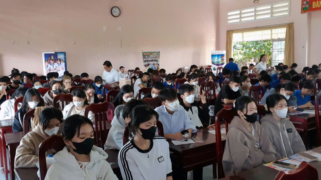 Scene of the job interview at Dong Thap Employment Service Center. Photo: Dong Thap Employment Service Center