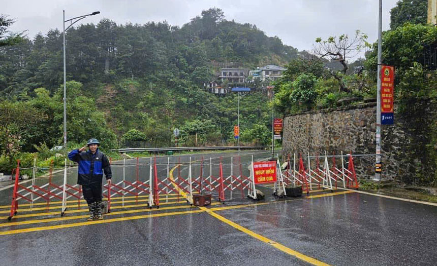 Lực lượng chức năng bố trí rào chắn barie 2 chiều cấm người và phương tiện lên/xuống Tam Đảo khi thời tiết xấu. Ảnh: Ngọc Lan
