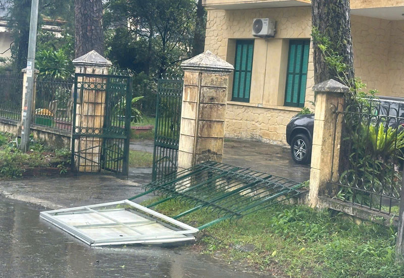 The fence of the accommodation facility in Tam Dao town collapsed due to storms.