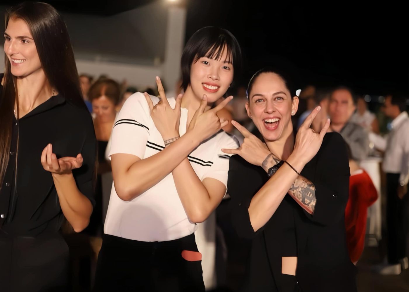 Thanh Thúy giao lưu cùng các thành viên của đội bóng Kuzeyboru. Ảnh: Kuzeyboru FC