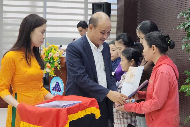 UBND TP Đà Nẵng trao quyết định cho thuê chung cư xã hội với 44 hộ nghèo đặc biệt khó khăn. Ảnh: Thùy Trang