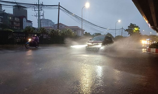 Khoảng 18h, do ảnh hưởng của mưa lớn khiến nhiều khu vực trên đường Phạm Hùng (Nam Từ Liêm, Hà Nội) trong tình trạng ngập sâu. Ảnh: Hải Danh