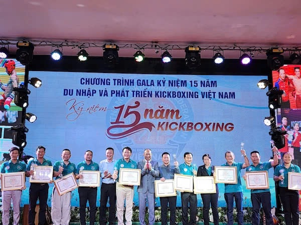 Buổi lễ nhằm ghi nhận tri ân đóng góp của các tổ chức, cá nhân đối với phong trào Kickboxing Việt Nam. Ảnh Tùng Thu