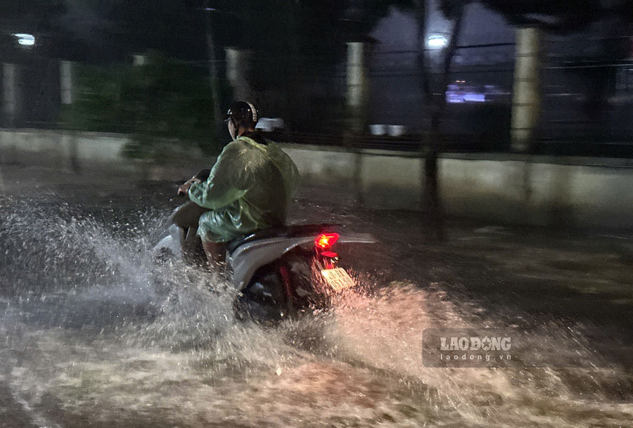Recorded on Thanh Cong Street (Ba Dinh), water started to rise, many sections were submerged half a wheel on the evening of September 7. Photo: Viet Anh