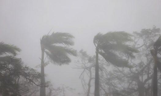 Hải Phòng vẫn có gió giật mạnh khi tâm bão đã đi qua vài giờ.