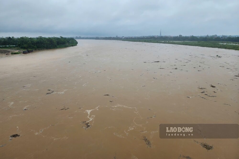 Due to the influence of storm No. 3 Yagi, many northwestern provinces have had heavy rain, floodwaters have rushed downstream, causing the water level of the Red River to rise rapidly. Photo: To Cong