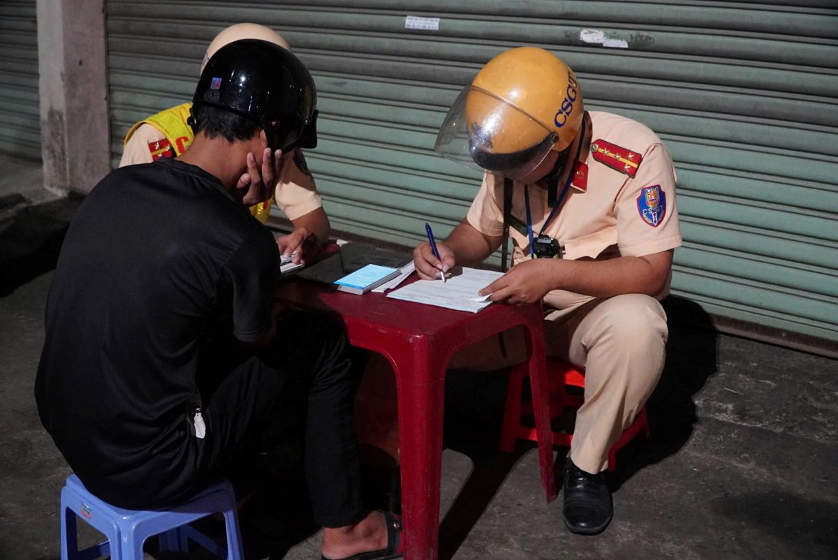 For this violation, Mr. T was fined 2.5 million VND by the traffic police, had his driver's license revoked for 11 months, and had his vehicle impounded for 7 days.