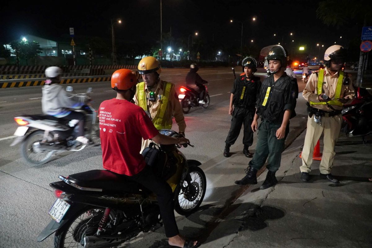 On the night of September 7, Phu Lam Traffic Police Team, under the Traffic Police Department of Ho Chi Minh City Police, set up a checkpoint to check alcohol concentration on National Highway 1A (section through Binh Tan District).