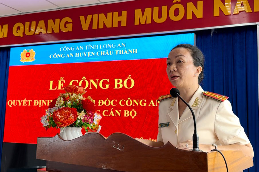 Thượng tá Phan Thị Tường Vi - Trưởng Phòng Tham mưu Công an tỉnh Long An, được điều động, bổ nhiệm giữ chức vụ Trưởng Công an huyện Châu Thành (Long An). Ảnh: Công an tỉnh Long An