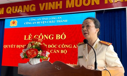 Thượng tá Phan Thị Tường Vi - Trưởng Phòng Tham mưu Công an tỉnh Long An, được điều động, bổ nhiệm giữ chức vụ Trưởng Công an huyện Châu Thành (Long An). Ảnh: Công an tỉnh Long An