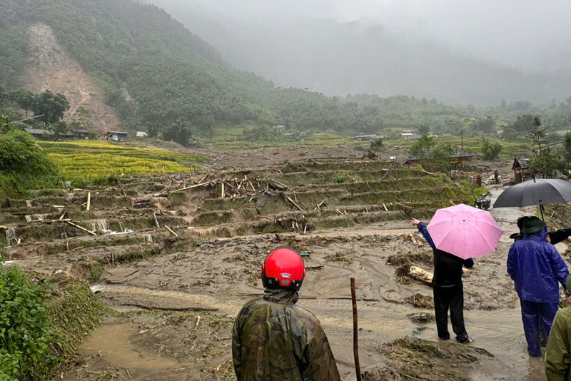 Nguyên mảng đồi lớn sạt xuống chân đồi xã Mường Hoa, thị xã Sa Pa. Ảnh: Đinh Đại