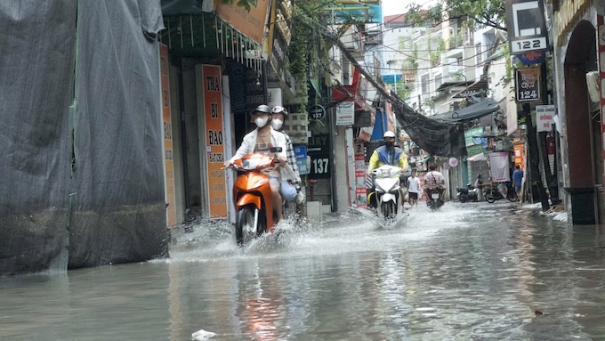 Bão số 3 Yagi cũng gây tình trạng ngập úng tại một số nơi. Trênphố Triều Khúc (quận Thanh Xuân) tình trạng ngập úng cục bộ  khiến nhiều phương tiện khó khăn trong việc di chuyển. Ảnh: Lâm Phú. 