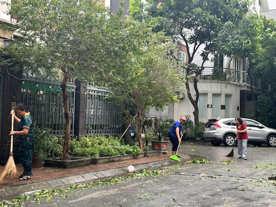 Người dân và lực lượng chức năng đang dốc toàn lực để dọn dẹp, khắc phục hậu quả của cơn bão số 3. Theo thống kê, trước sức tàn phá của cơn bão số 3 Yagi, có 1 người tử vong và 2800 cây xanh bị đổ tại Hà Nội. Ảnh: Tùng Giang/ Việt Anh. 