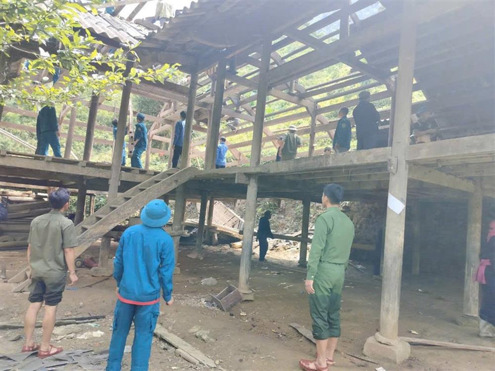 Bac Ha District Police help people dismantle their houses and move to safety. Photo: Ministry of Public Security