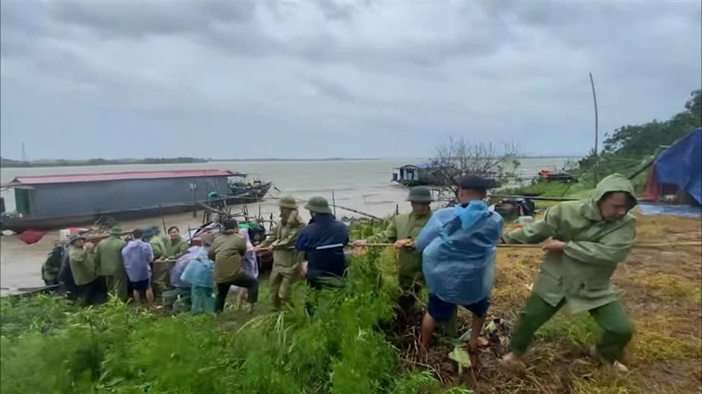 Công an Hải Dương giúp bà con đưa tàu, thuyền vào trú báo. Ảnh: Bộ Công an