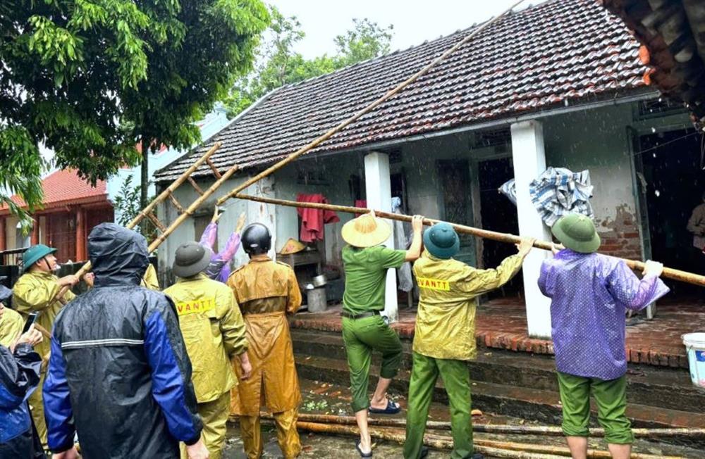 Police in Ha Nam help people reinforce their houses. Photo: Ministry of Public Security