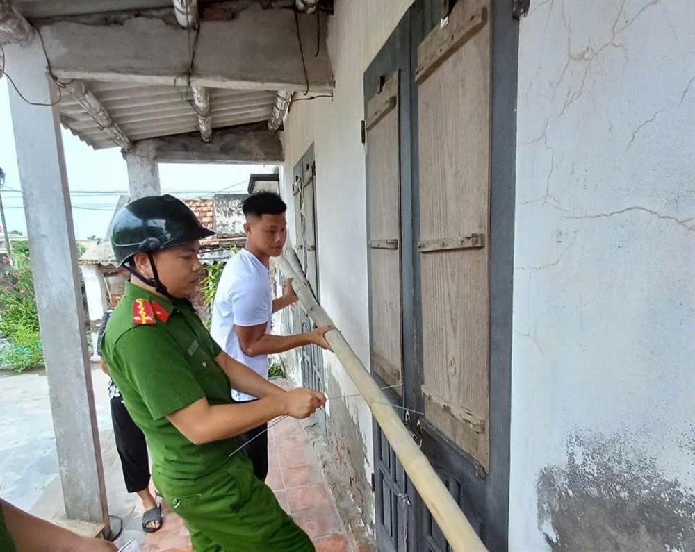 Police forces in Nam Dinh help people reinforce their houses. Photo: Ministry of Public Security