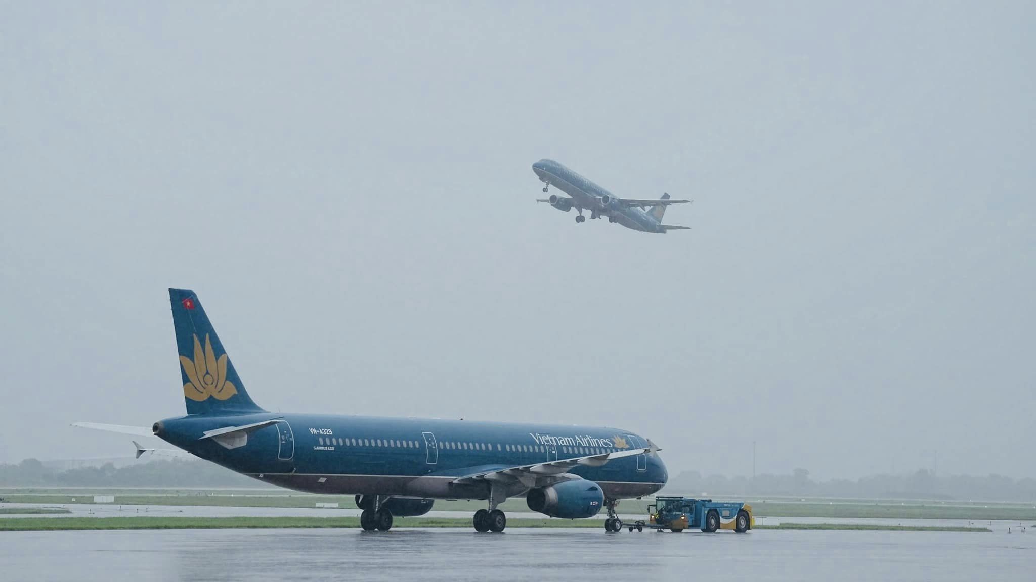 After storm No. 3, Noi Bai airport has received aircraft again. Photo: Noi Bai airport