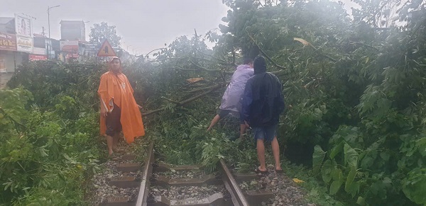 Ngành đường sắt khắc phục hậu quả sau bão số 3. Ảnh: Cổng Tông ty đường sắt