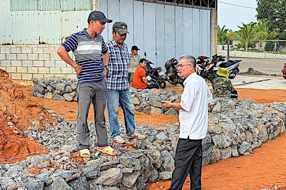 Ông Lê Văn Chơn (áo trắng) - Phó Chủ tịch UBND thành phố Phan Thiết có mặt tại hiện trường, trao đổi với đơn vị thi công. Ảnh: Duy Tuấn 