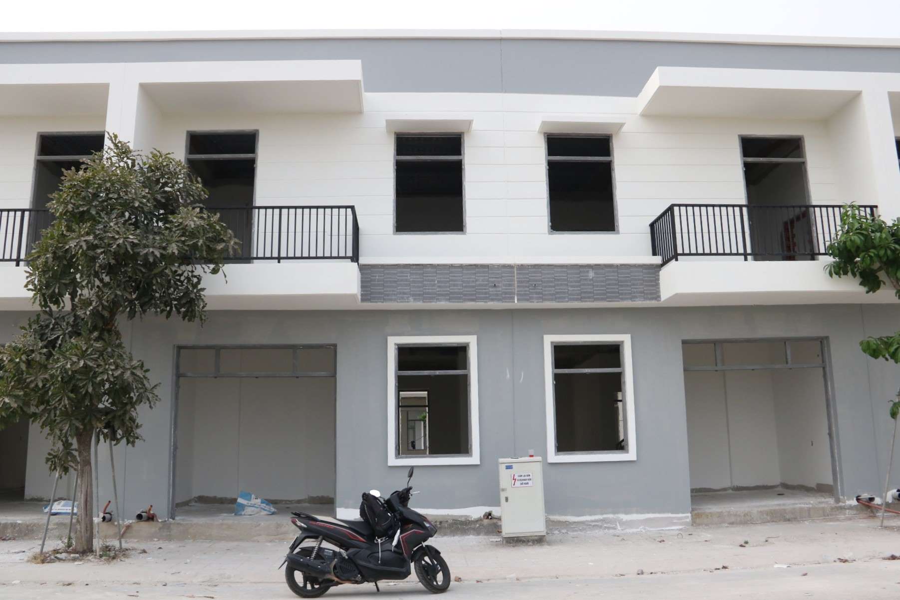 Một khu nhà ở xã hội liền kề ở thành phố Bến Cát đã được xây dựng xong đưa vào sử dụng. Ảnh: Đình Trọng