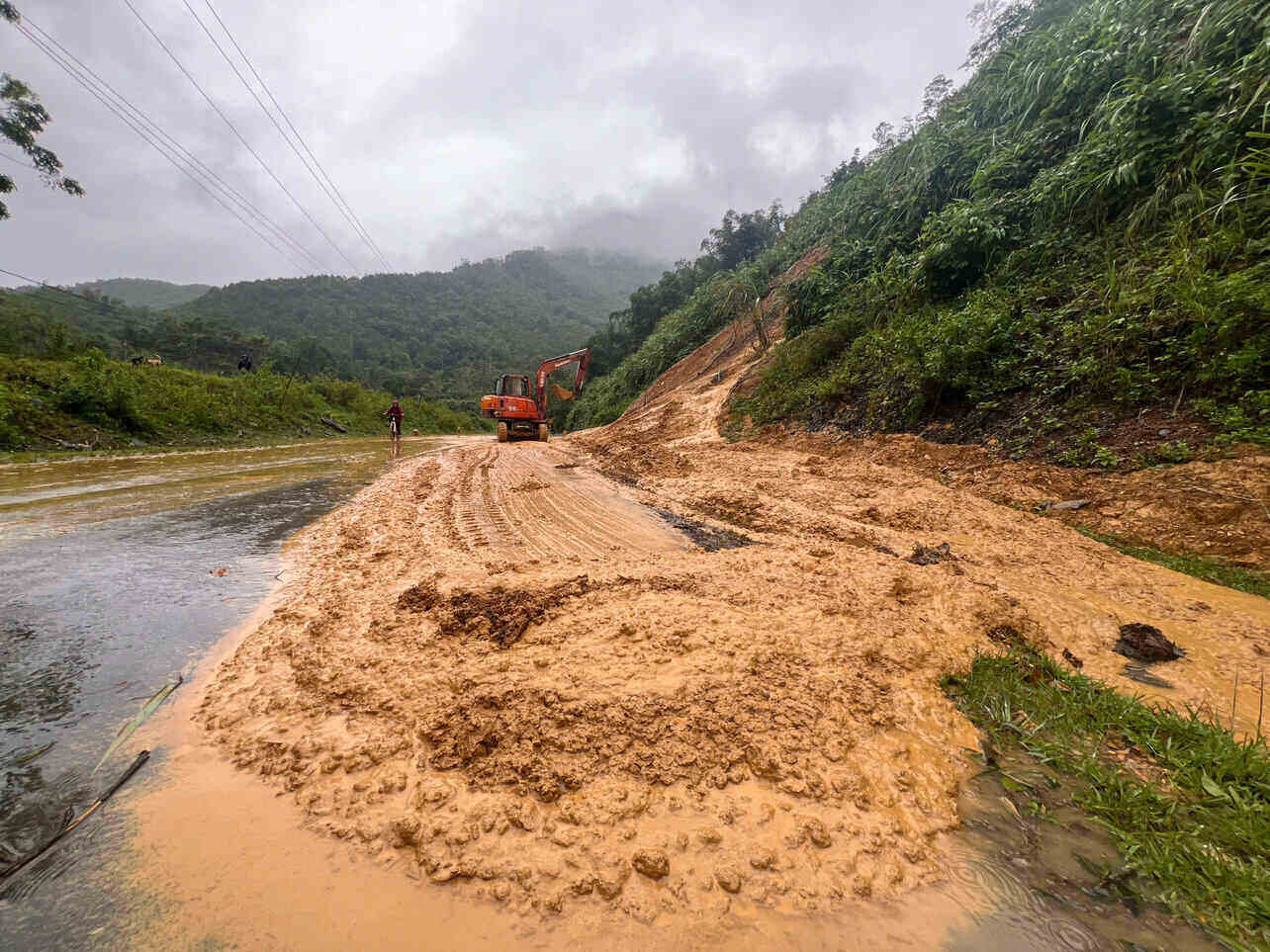 Mr. Dinh Anh Tuan - Director of the Department of Transport of Hoa Binh province informed - due to the impact of storms and rains, many landslides appeared on Highway 433. Currently, the Department has directed units and contractors to urgently ensure traffic in step 1 on the route. Photo: Dang Tinh