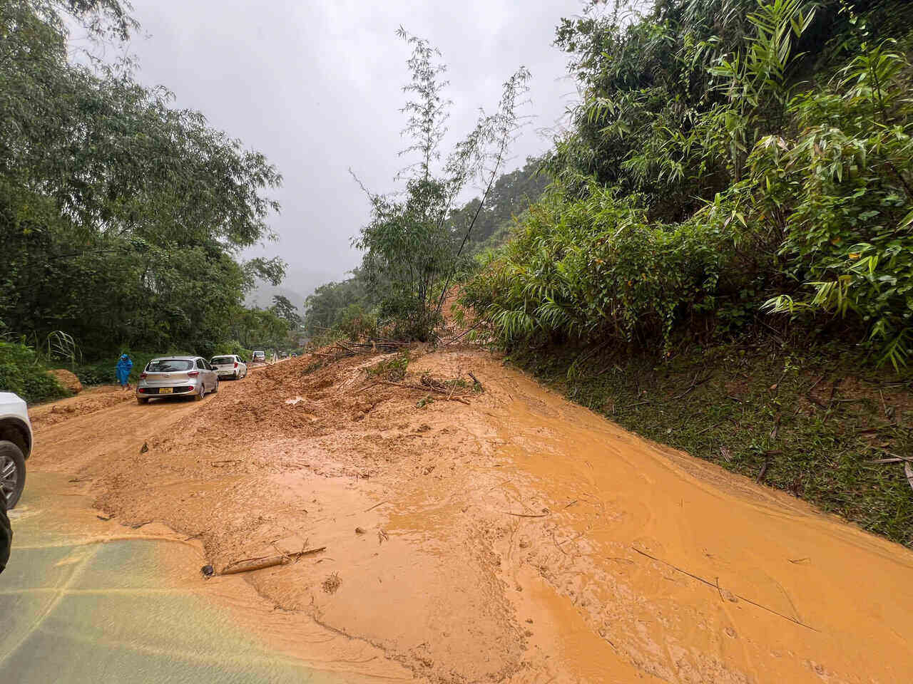 Mud overflowed onto the road. Photo: Dang Tinh