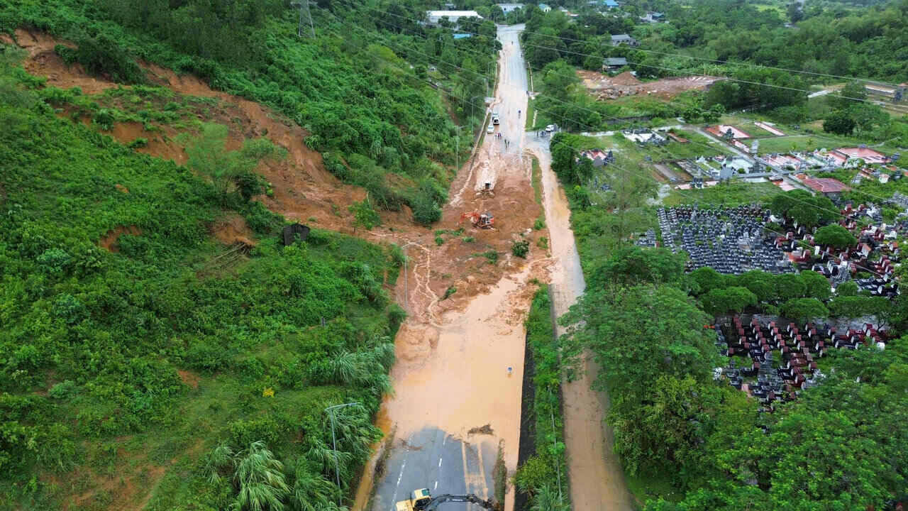 Tại Km1 và Km3 đất đá tràn xuống đường khiến giao thông ùn tắc. Ảnh: Đặng Tình 