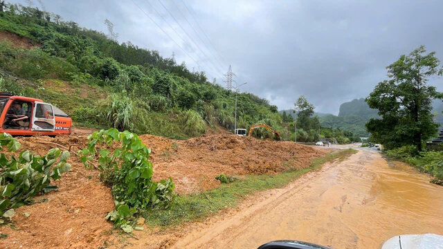 Mặt đường trơn trượt, bùn lầy khiến việc di chuyển gặp nhiều khó khăn. 