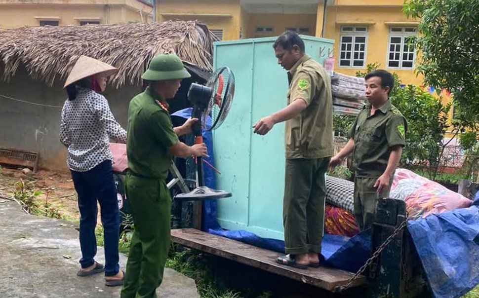 Hỗ trợ di dời những hộ dân có nguy cơ bị ảnh hưởng do lũ quét, sạt lở đất ở Văn Yên - Yên Bái. Ảnh: NDCC