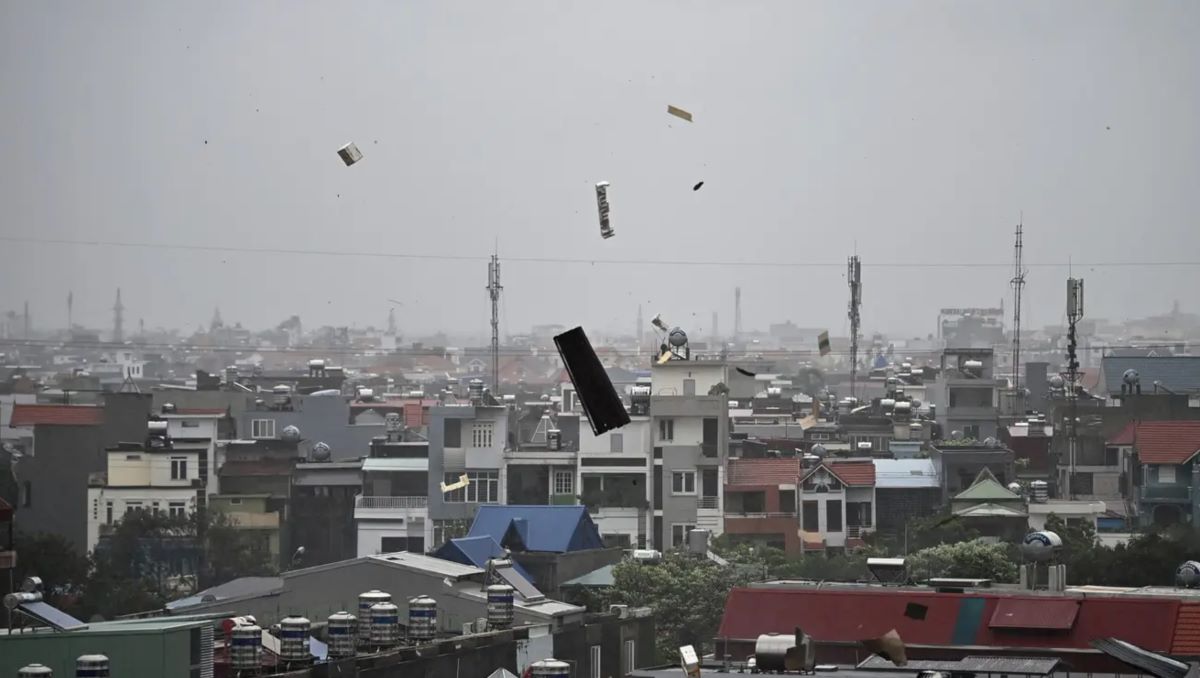 Mảnh vỡ bay trong không trung khi bão số 3 đổ bộ Hải Phòng. Ảnh: AFP