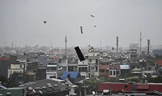 Mảnh vỡ bay trong không trung khi bão số 3 đổ bộ Hải Phòng. Ảnh: AFP