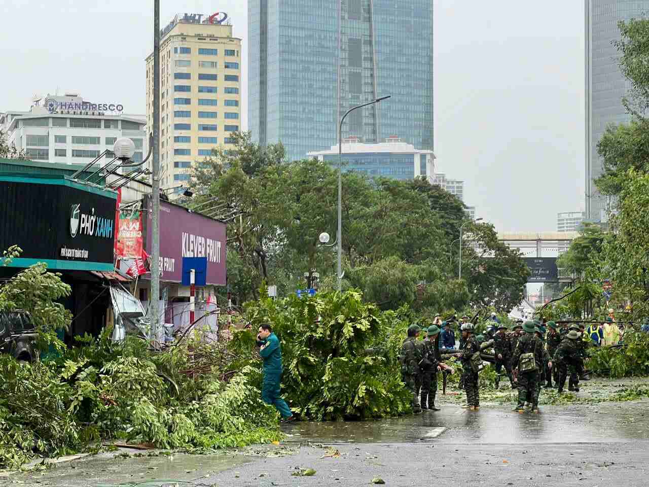 Overcoming the consequences of storm No. 3 in Hanoi, morning of September 8. Photo: Song Minh