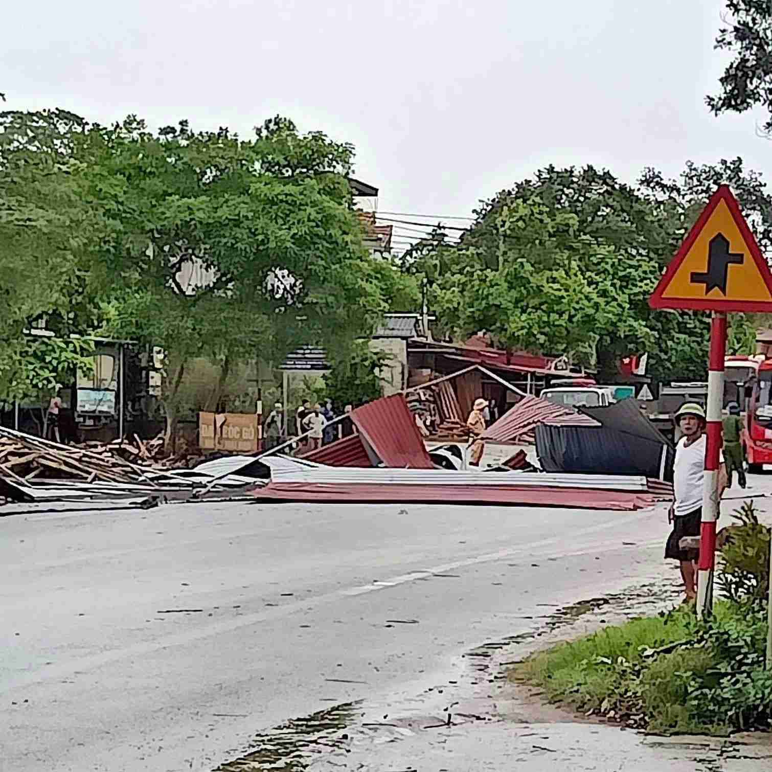 Flooding made it impossible for vehicles to pass through the spillway, and the wind blew away a corrugated iron roof of the wood peeling factory. Photo: Provided by local residents.