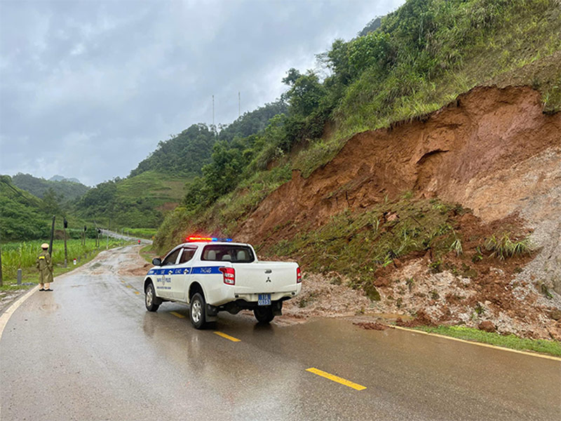 A series of roads in Cao Bang province face the risk of landslides, cutting off traffic. Photo: Provided by local people.