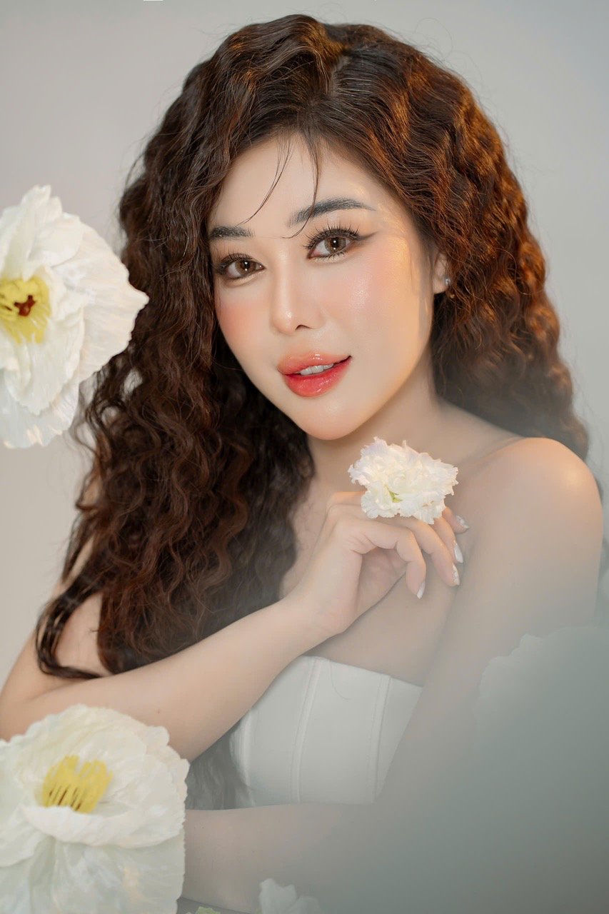 However, because of her great passion for singing, she registered to participate in many different singing competitions and received several awards such as: Top 3 Sao Mai Mien Nam 2015 - chamber music, Third Prize in the Singing about the Red Flower period contest in 2014 (Ho Chi Minh City Television Station), First Prize in Binh Thuan Province Television Singing Contest in 2014, Second Prize in VOH Good Voice (Ho Chi Minh City People's Voice Station) in 2013...  