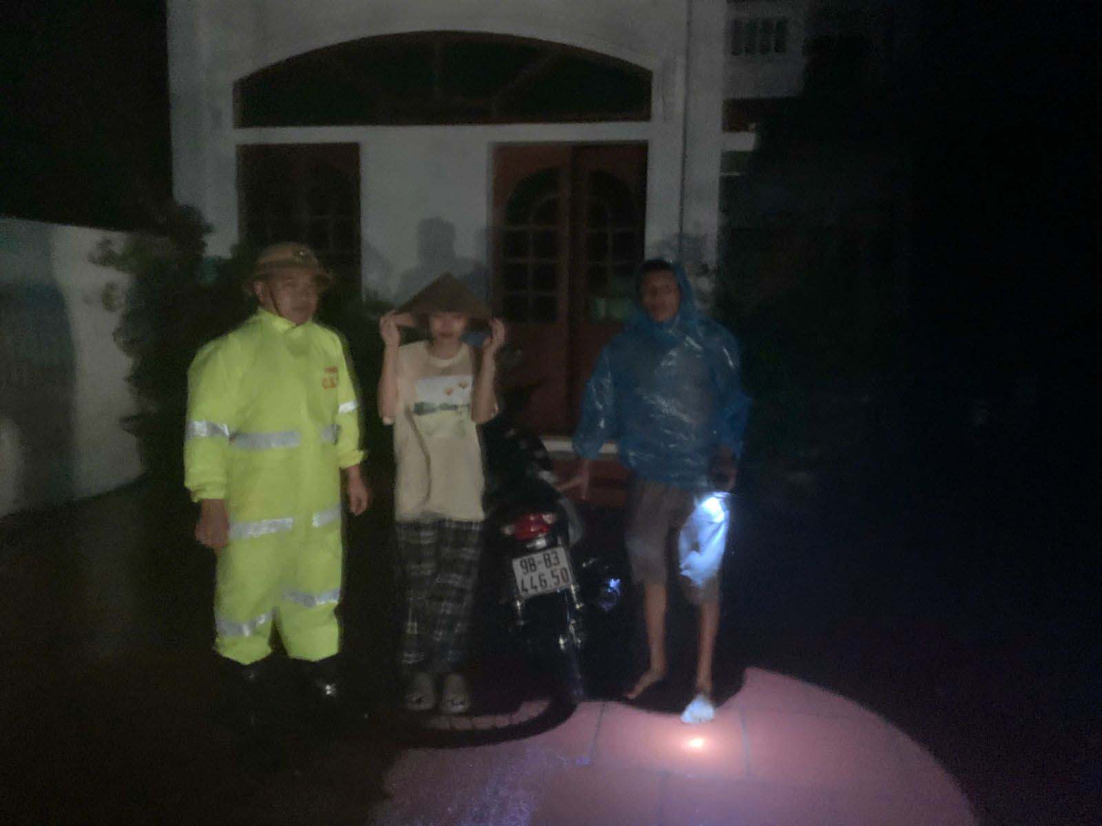 Nữ công nhân được các cán bộ CSGT đưa về tận nhà. Ảnh: Công an Bắc Giang