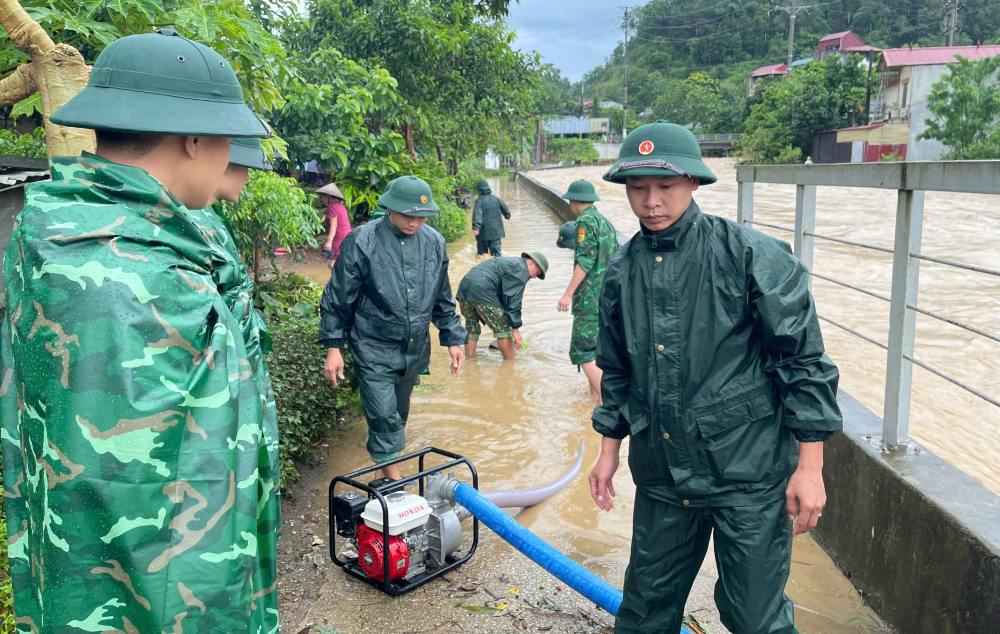 Bộ đội Biên phòng tỉnh Lạng Sơn khắc phục hậu quả mưa lũ. Ảnh: BĐBP