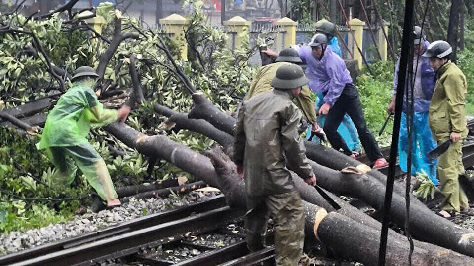 The railway industry is actively overcoming the consequences after storm No. 3 made landfall. Photo: Vietnam Railways Corporation.