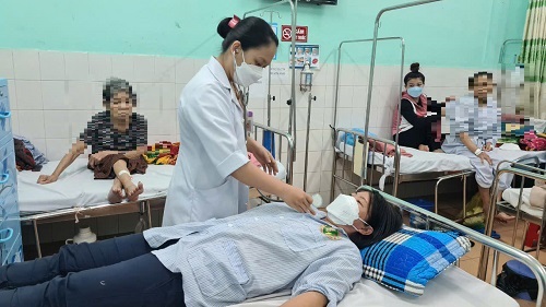 Nhân viên y tế tỉnh Gia Lai chăm sóc sức khoẻ cho bệnh nhân. Ảnh: Thanh Tuấn