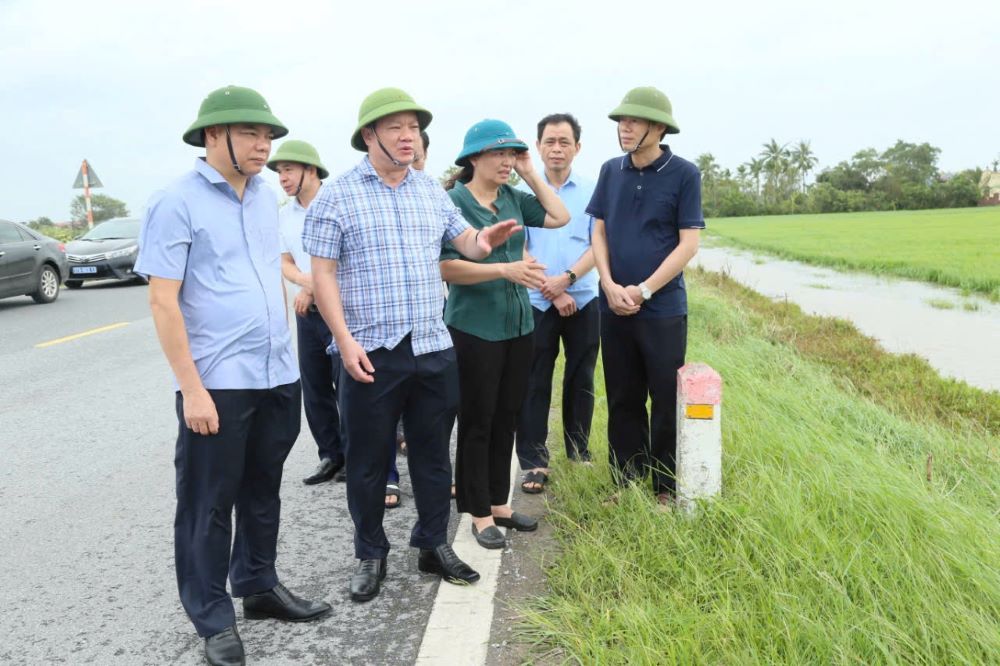 Mr. Nguyen Khac Than - Chairman of Thai Binh Provincial People's Committee, Head of the Provincial Steering Committee for Disaster Prevention and Control, Search and Rescue inspected and directed the work to overcome the consequences of storm No. 3 in Thai Thuy district. Photo: Nam Hong