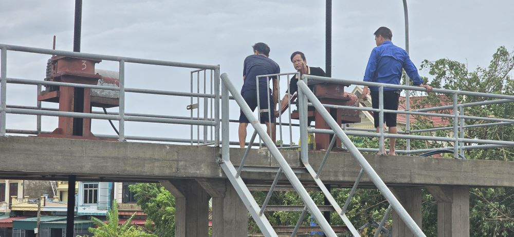 Due to a power outage, it was impossible to operate the sluice gate by electricity, so the staff of the Tien Hai District Irrigation Enterprise had to open the sluice gate by hand crank. Photo: Trung Du