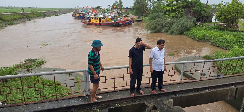 Ông Đỗ Văn Trịnh - Phó Chủ tịch UBND huyện Tiền Hải kiểm tra công tác tiêu thoát nước tại cống Bồng He (xã Nam Hồng) và cống Tân Lập (xã Nam Hải). Ảnh: Trung Du