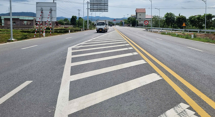 Vạch "xương cá" quá lớn và lấn mạnh ra mặt đường tại vị trí nút giao cao tốc Diễn Châu - Bãi Vọt với Quốc lộ 8A (huyện Đức Thọ - Hà Tĩnh). Ảnh: Quang Đại