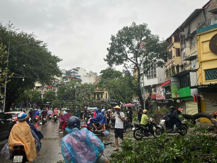 Traffic in Hanoi's Old Quarter was severely affected after Typhoon Yagi swept through. Photo: Chi Tran